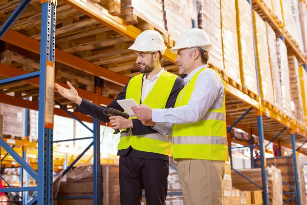 Leuke gezellige collega's bespreken werken — Stockfoto