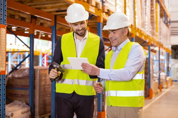 Positieve aardige man, die houden van een tablet — Stockfoto