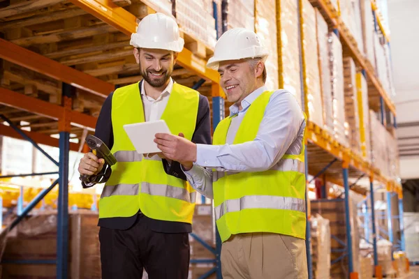 Professionele manager praten met zijn ondergeschikte — Stockfoto