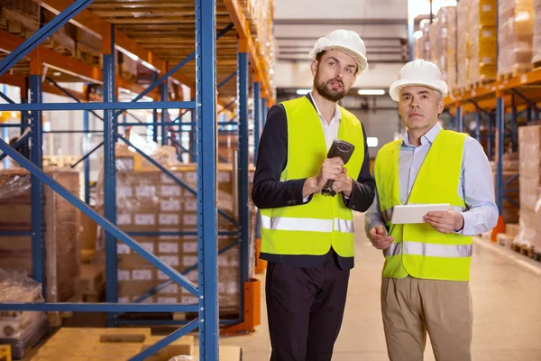 Simpatici uomini seri che lavorano insieme — Foto Stock