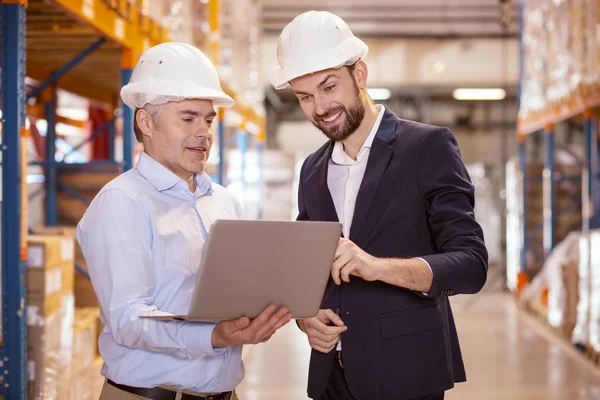 Blij aardige man, wijzend op de laptop scherm — Stockfoto