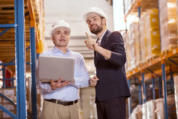 Positieve blij man praten met zijn manager — Stockfoto