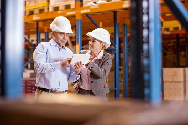 Blij positieve collega's met behulp van de tablet — Stockfoto