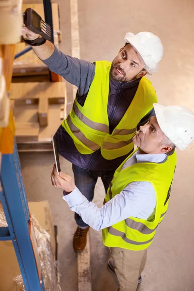 Vrolijke positieve man die lacht — Stockfoto