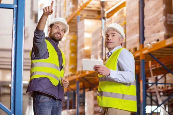 Encantado bom homem mostrando o armazenamento no trabalho — Fotografia de Stock