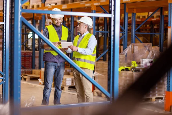 Buen hombre positivo usando una tableta — Foto de Stock