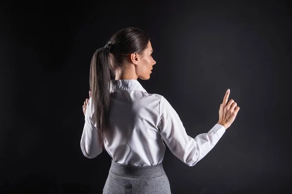 Mujer segura inteligente usando tecnologías inteligentes — Foto de Stock