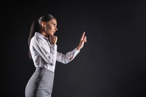 Agradável mulher atraente tocando seu queixo — Fotografia de Stock