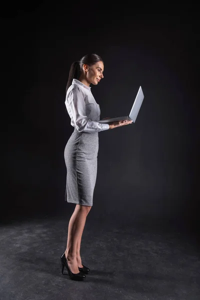 Умная привлекательная деловая женщина смотрит на экран ноутбука — стоковое фото