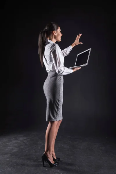 Хорошая профессиональная деловая женщина смотрит на сенсорный экран — стоковое фото