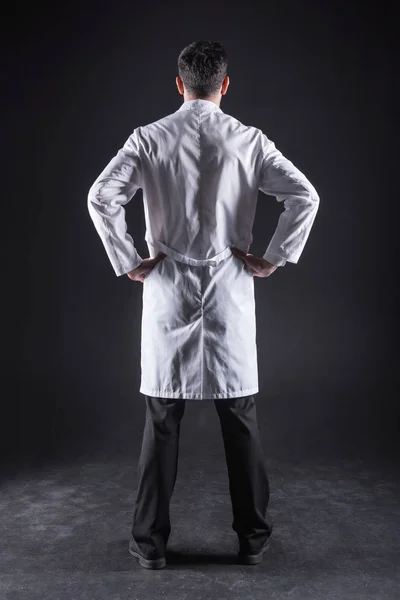 Профессиональный исследователь-мужчина, стоящий в лаборатории — стоковое фото