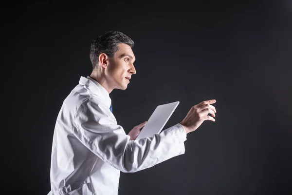 Cientista bonito agradável usando um computador — Fotografia de Stock