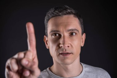 Parmağını arıyorsunuz iyi bir yakışıklı adam portresi