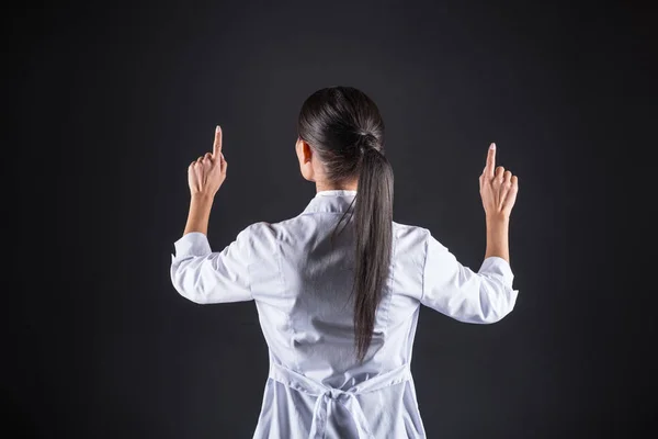 Slimme jonge wetenschapper met behulp van een computer — Stockfoto