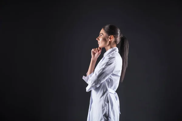 Smart junge Frau hält ihr Kinn — Stockfoto