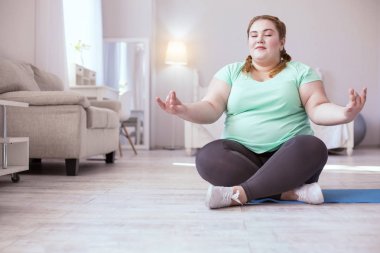 Onu enerji geri yüklemek için meditasyon sessiz genç kadın