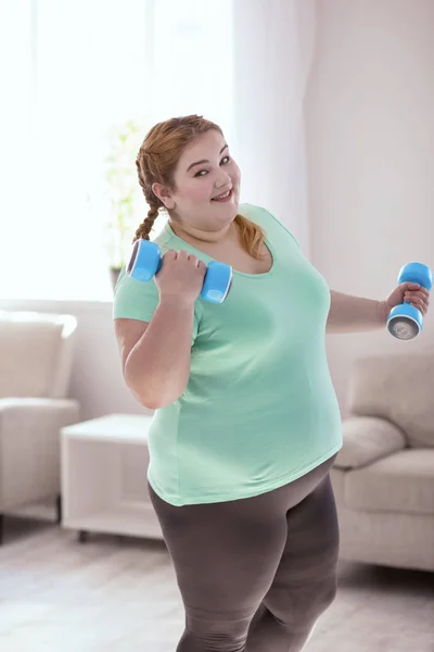 Толстая рыжая женщина, выполняющая свои ежедневные упражнения — стоковое фото