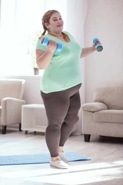 Heureuse jeune femme faisant des exercices à la maison — Photo