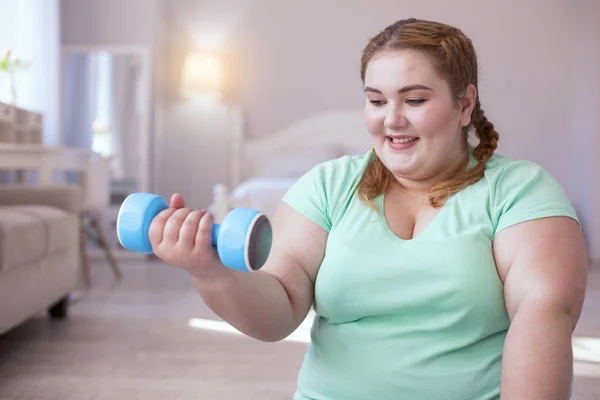 Толстая рыжая женщина делает упражнения для потери веса — стоковое фото