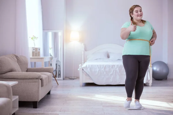 Blij rood-hoofd vrouw bewonderen van haar resultaten — Stockfoto