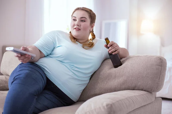 Jeune femme obèse allongée sur le canapé — Photo