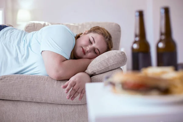 Perezosa regordeta mujer durmiendo en el sofá — Foto de Stock