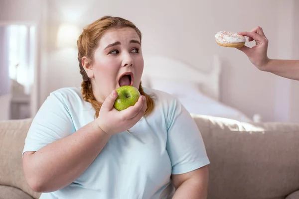 Mulher gorda comendo maçã atraente — Fotografia de Stock