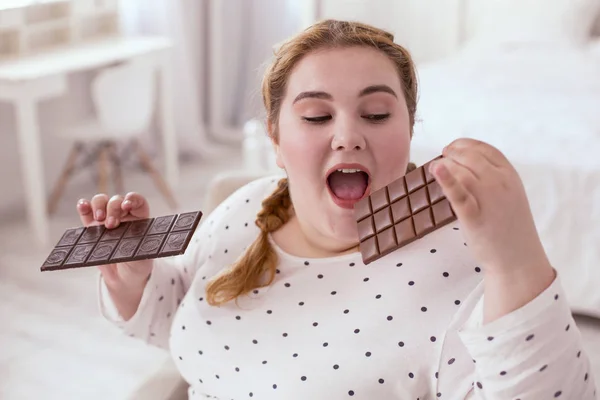 Agradable joven buscando mujer ofreciendo probar nuevos chocolates —  Fotos de Stock