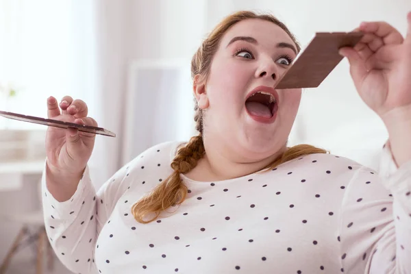 Crazy rode-hoofd vrouw eten snoep niet stoppen — Stockfoto