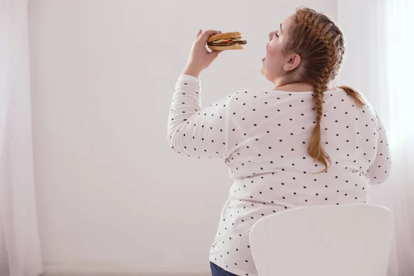 Sağlıksız yaşam tarzı reklam obez genç kadın — Stok fotoğraf