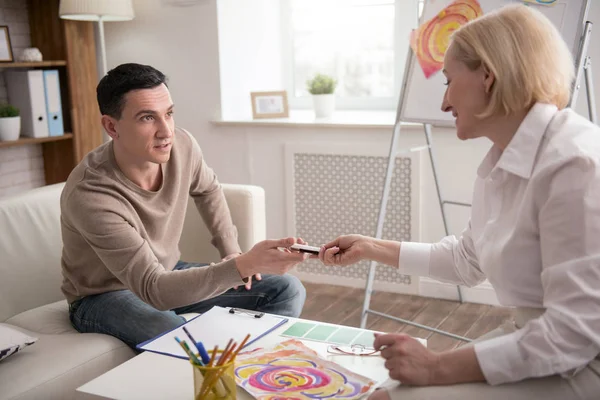 Uppmärksamma fokuserade man involverar i konstterapi — Stockfoto