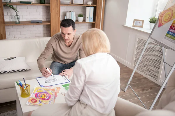 Allvarlig funderade man utför psykologer uppgift — Stockfoto