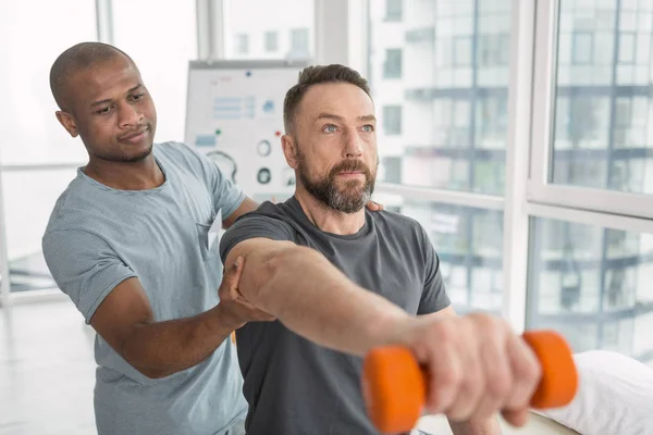 Homem adulto agradável fazendo um exercício físico — Fotografia de Stock