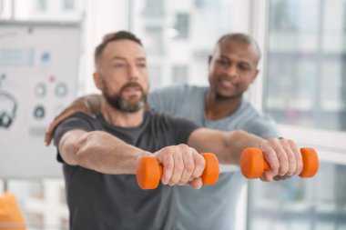 Turuncu dumbbells seçici odak