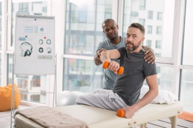 Bir egzersiz yapmak akıllı sakallı adam