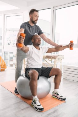 Bir egzersiz olan güzel profesyonel Koç