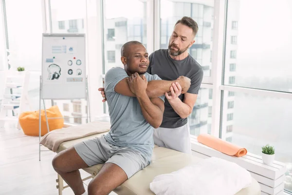 Agradável homem bonito movendo seu corpo — Fotografia de Stock