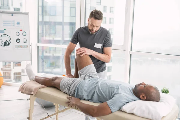 Professional male therapist working in the rehabilitation center — Stock Photo, Image