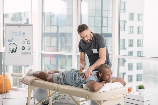 Profissional bom médico fazendo seu trabalho — Fotografia de Stock