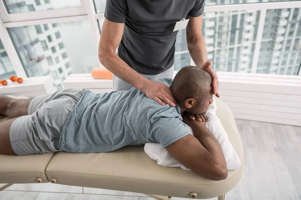 Knappe jonge man met een massagetherapie — Stockfoto