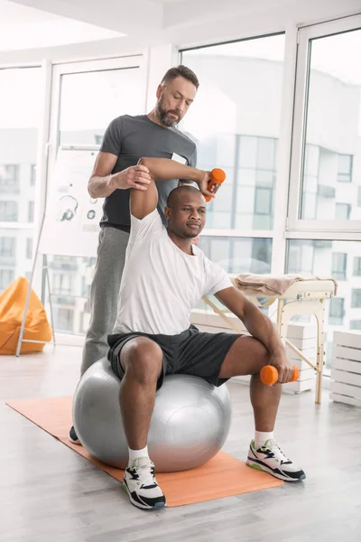 Spor malzemeleri kullanarak hoş bir genç adam — Stok fotoğraf