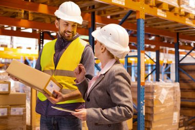 Bir paket tutan olumlu teslimatçı