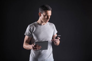 Modern araçlar kullanan akıllı kendine güvenen adam