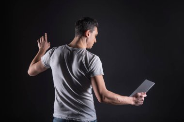 Tablet ekrana bakarak akıllı esmer adam