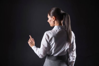 Duyusal ekran kullanan neşeli güzel kadın