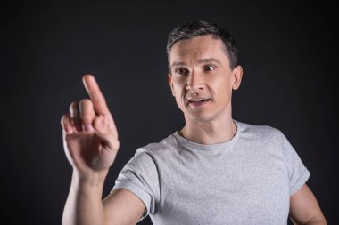 Yeni teknolojik aygıt kullanan akıllı yakışıklı adam