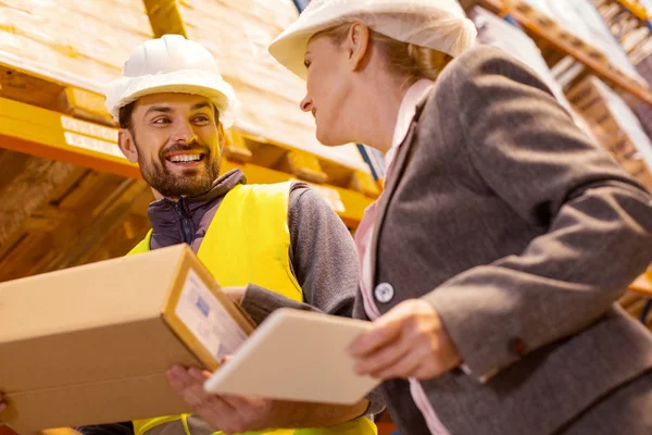 Homem de entrega alegre falando com o cliente — Fotografia de Stock