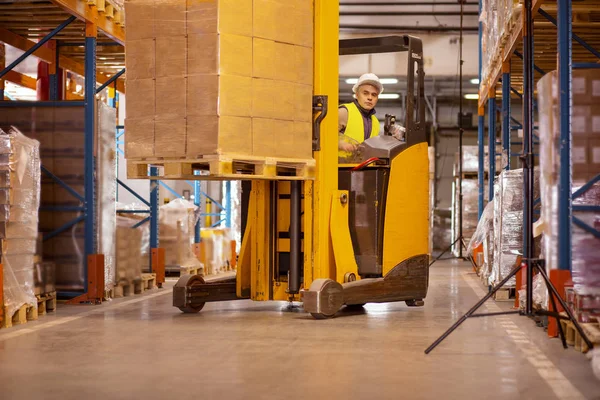 Aardige serieuze man die vakken — Stockfoto