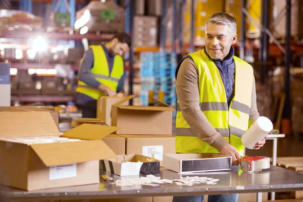 Mooi hard werkende man voorbereiding van de — Stockfoto