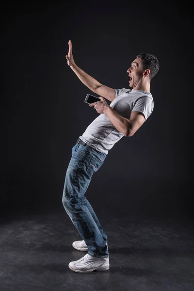 Aardige emotionele man achteruit leunend — Stockfoto